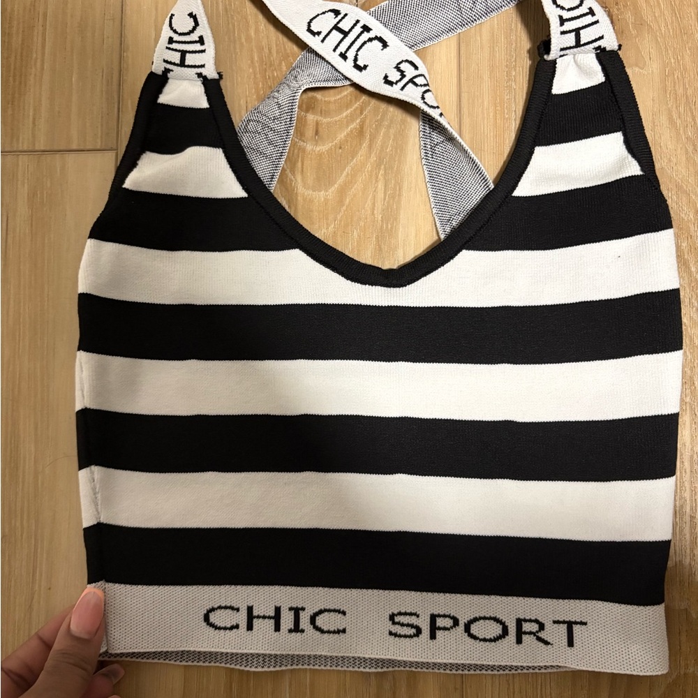 Crop top black and white